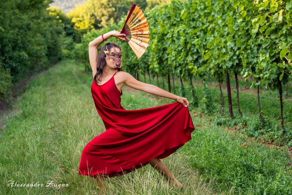 foto di danza nella natura con ragazza mascherata