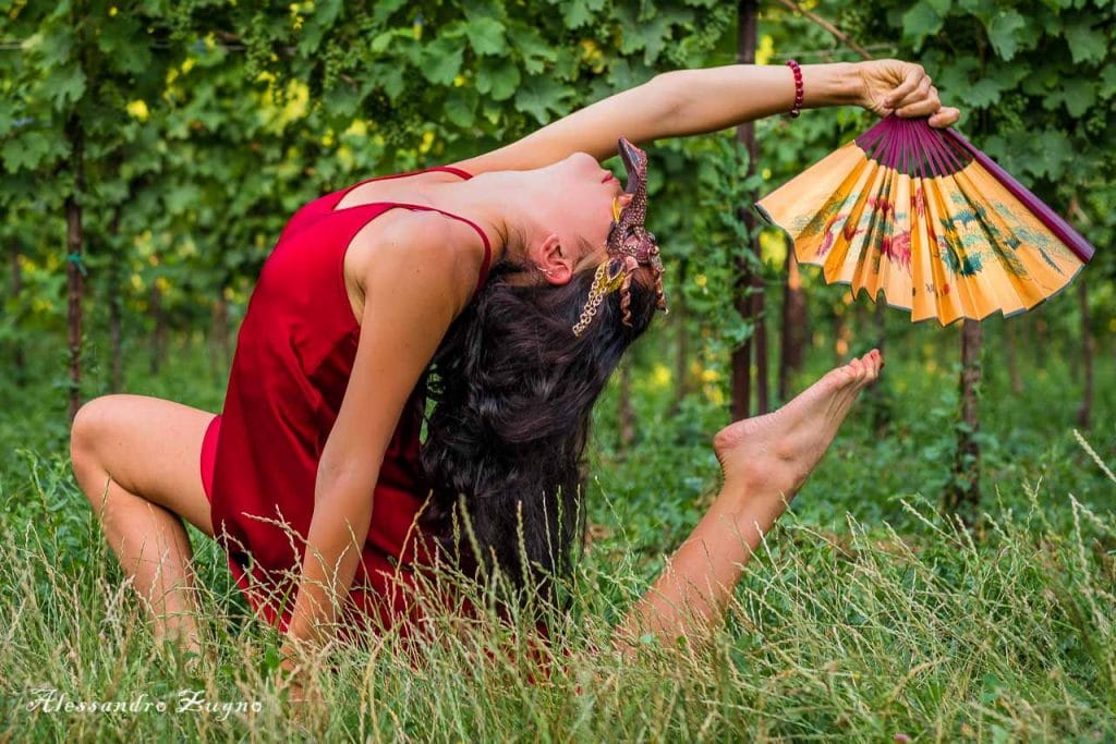Fotografia creativa di modella con maschera da drago realizzata per un'attività artigianale