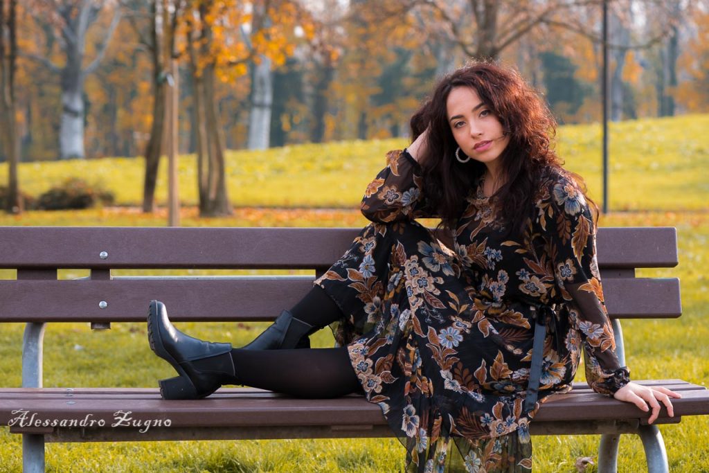 Ragazza in posa tra gli alberi del Parco Iris