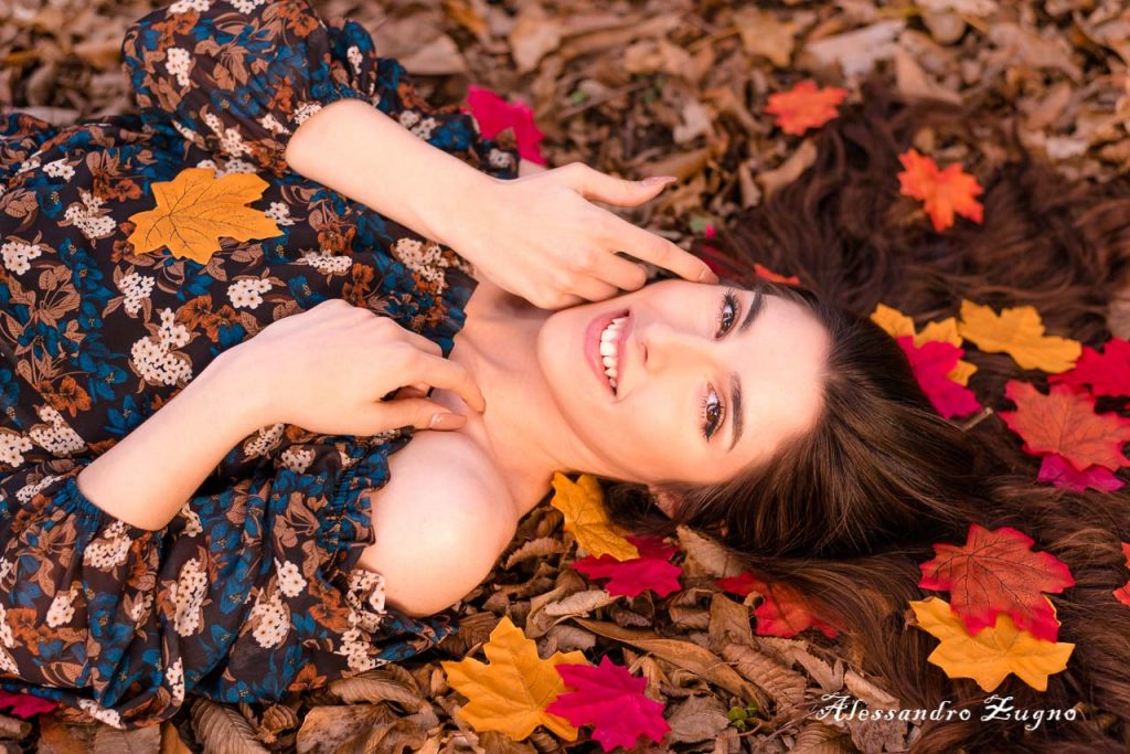 book fotografico autunnale ragazza immersa nelle foglie