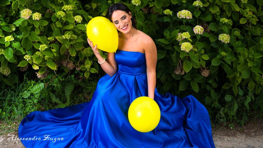 ragazza con vestito blu e makeup fumè che posa per ritratto fotografico ambientato nella certosa di vigodarzere