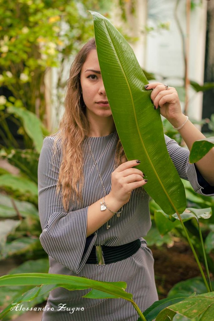 ragazza nelle serre dell'orto botanico di Padova