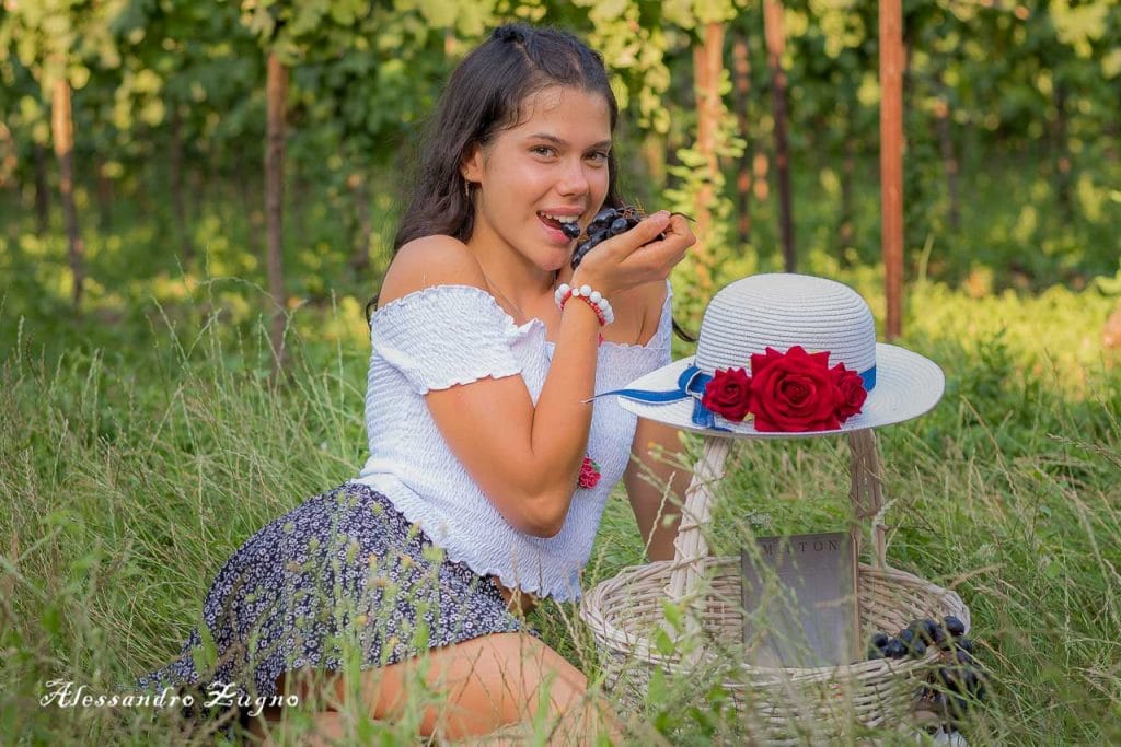Servizio fotografico lifestyle nei Colli Euganei con modella e accessori artigianali