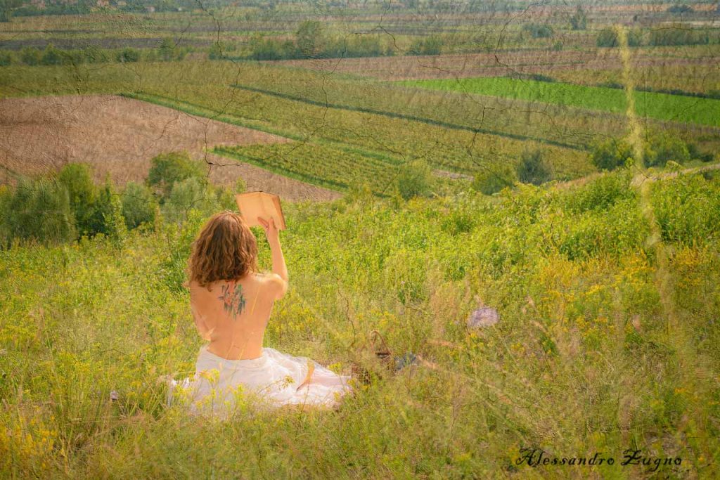 fotografia artistica di donna nel sentiero del Monte Cinto