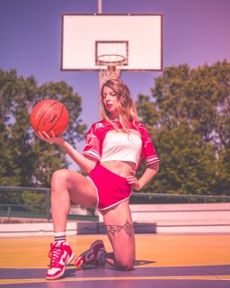 🏀 Back to the 90s.
Basket, colori pop e un'estetica ispirata agli anni '80 e '90.
Per questo shooting al Parco Brentella di Padova ho voluto unire moda e sport, giocando con colori, pose e atmosfere dal sapore vintage.
#Padova #ParcoBrentella #FotografoPadova #FashionPhotography #PortraitPhotography #90sStyle #VintageStyle #basketballphotography