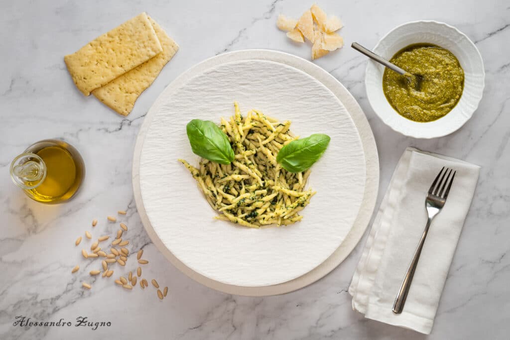 bellissima fotografia di cibo piatto di pasta al pesto