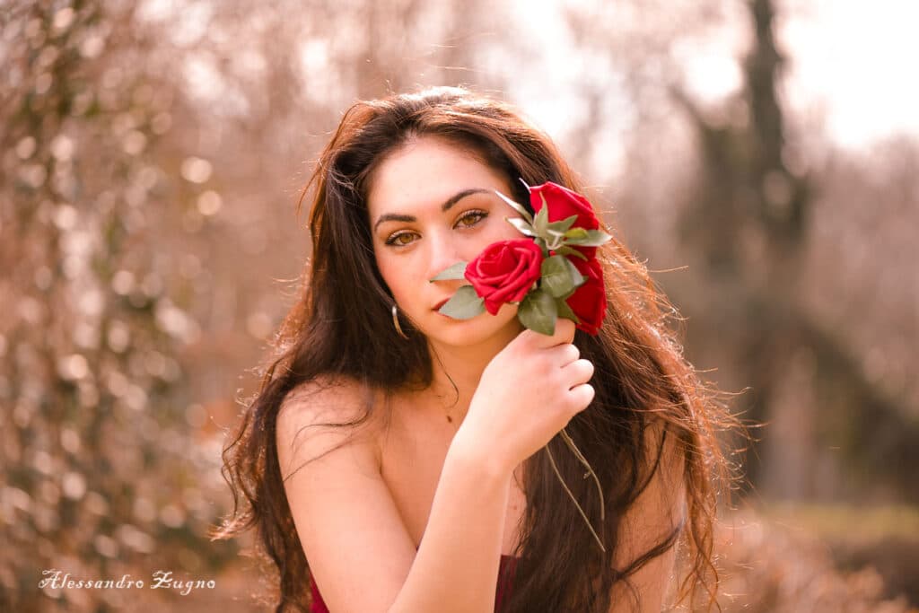 foto di donna al parco con rose