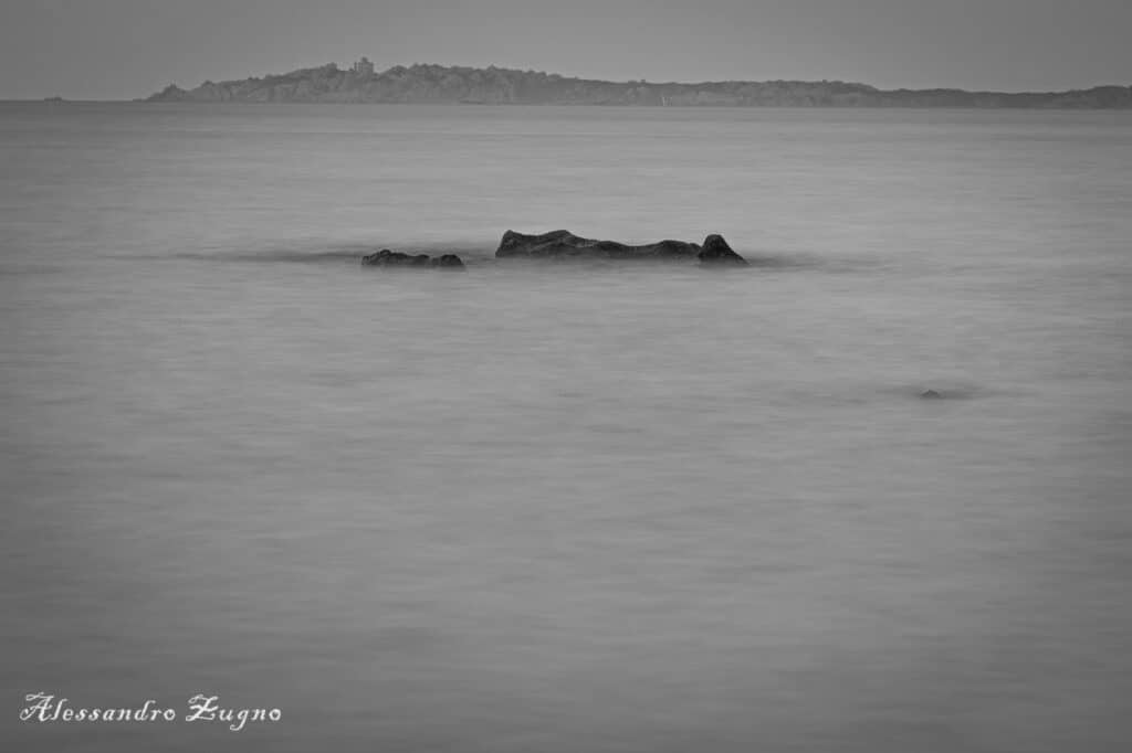 foto in bianco e nero al mare