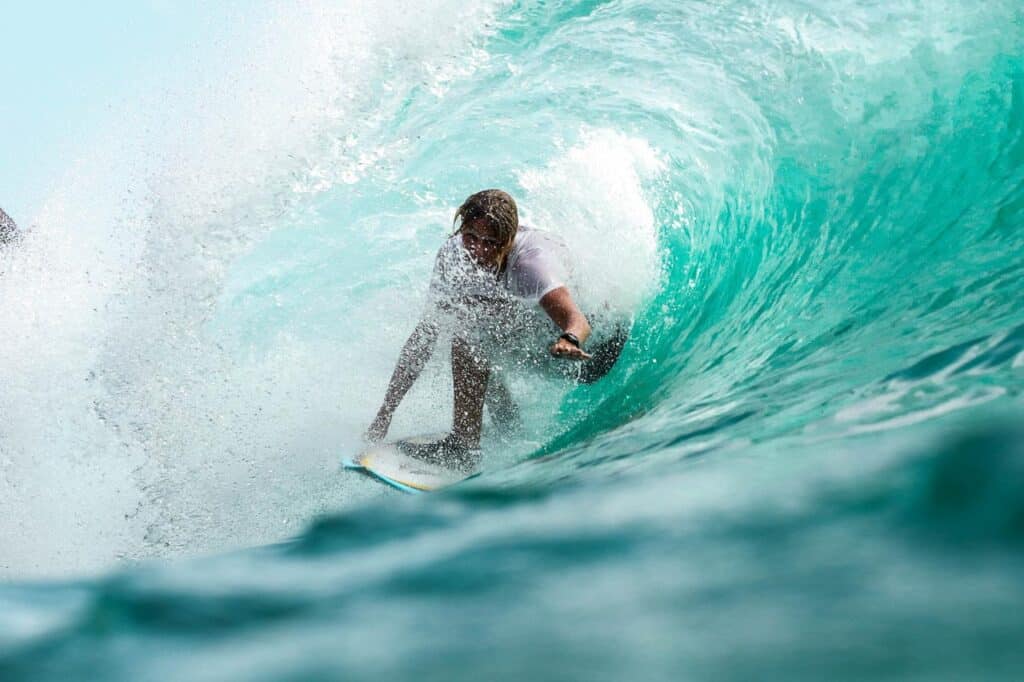 surfista che cavalca onda al mare