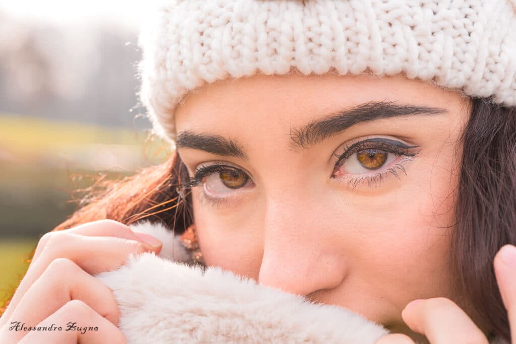 ragazza in posa foto con sciarpa