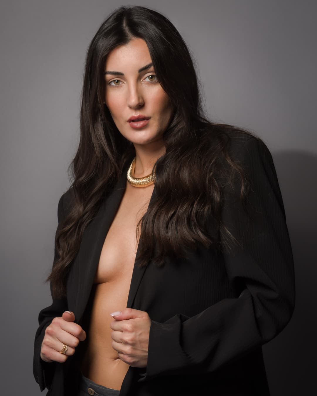 Il Blazer è probabilmente uno dei miei outfit preferiti per realizzare sia ritratti formali che foto di moda in studio.
•
#ritratti #ritratti_italiani #portraits_ig #padova #italianmodels #modella #blazer