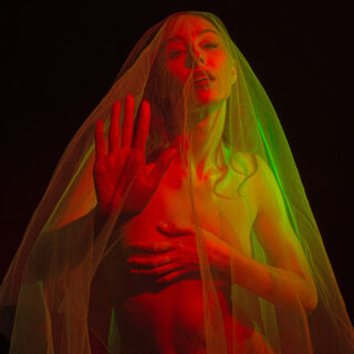 👻👻
Ritratto artistico in studio con veli e luci colorate per creare un’atmosfera eterea e spettrale, giocando con luci e trasparenze.
•
#fotografopadova #fotografiapadova #ritrattipadova #fotografiacreativa #ritrattoartistico #fotografiainstudio #fotografiaartistica #creativeportrait #creativephotography #studiophotography #dynamicportraits