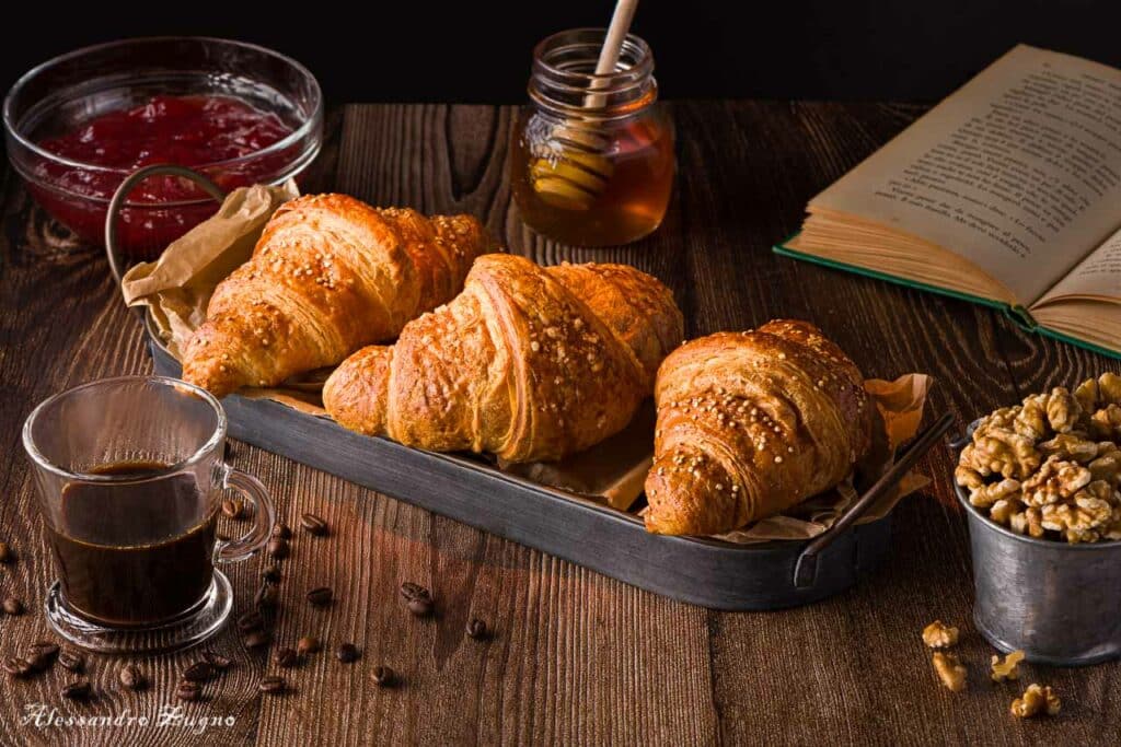 fotografia di brioche a colazione