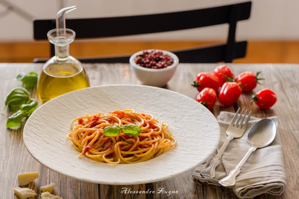 immagine food di piatto di pasta al pomodoro