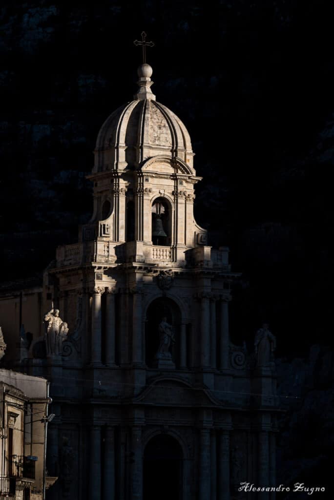 immagine di chiesa con luce dura a mezzogiorno