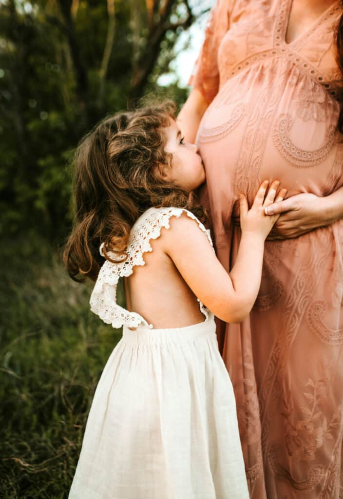 bellissima foto col pancione e bambina