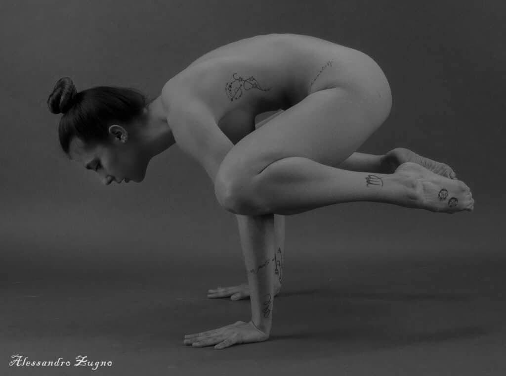 donna che pratica yoga nuda