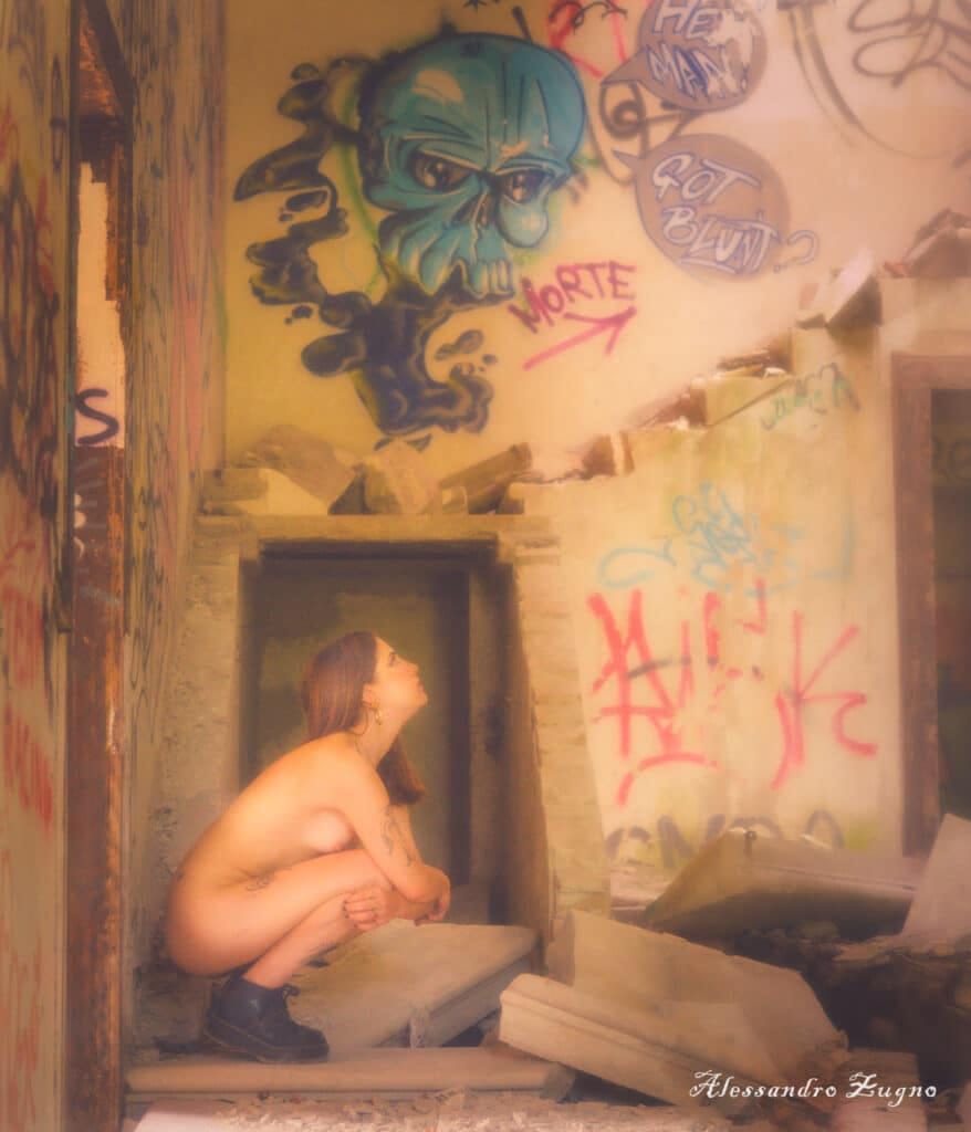 Fotografia di nudo urbex con prospettiva insolita