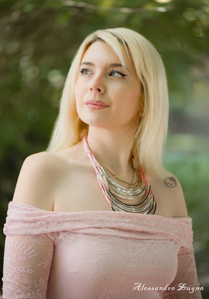 primo piano fotografia ragazza bionda nella natura