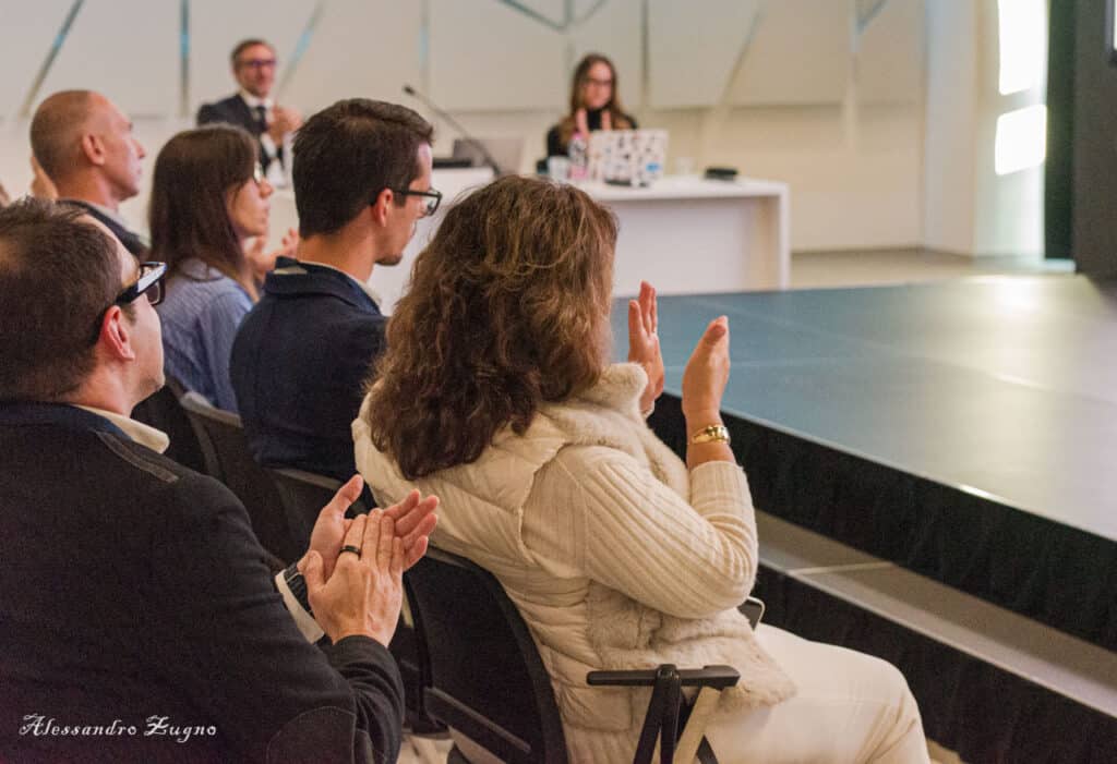 foto persone che applaudono durante evento aziendale