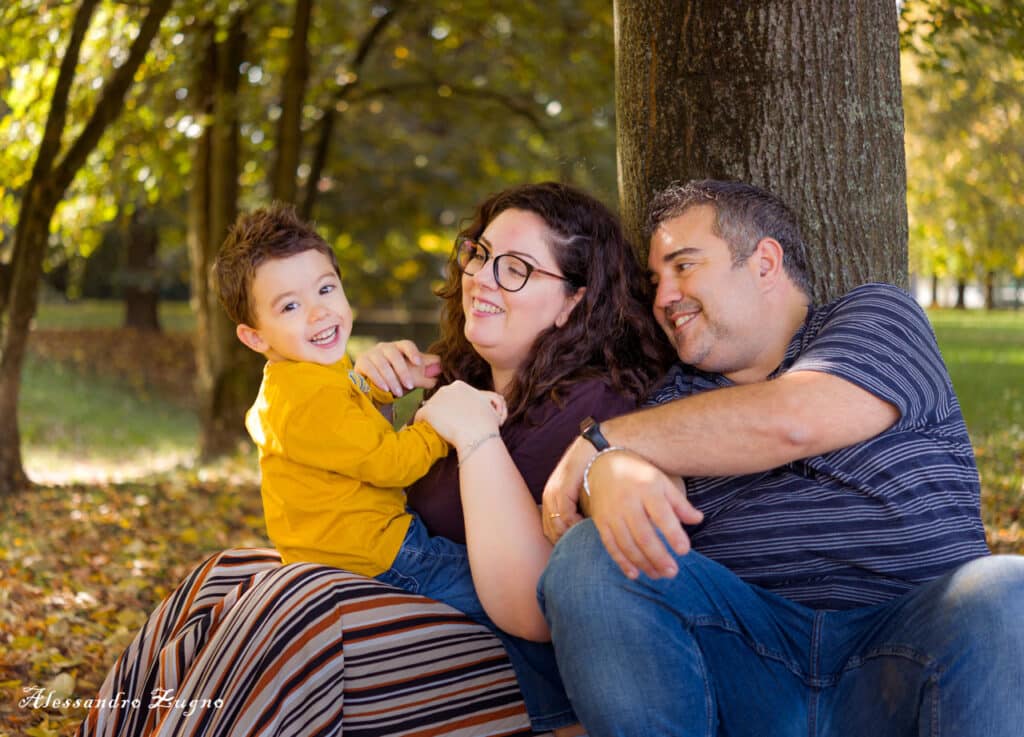 foto di famiglia felice al parco