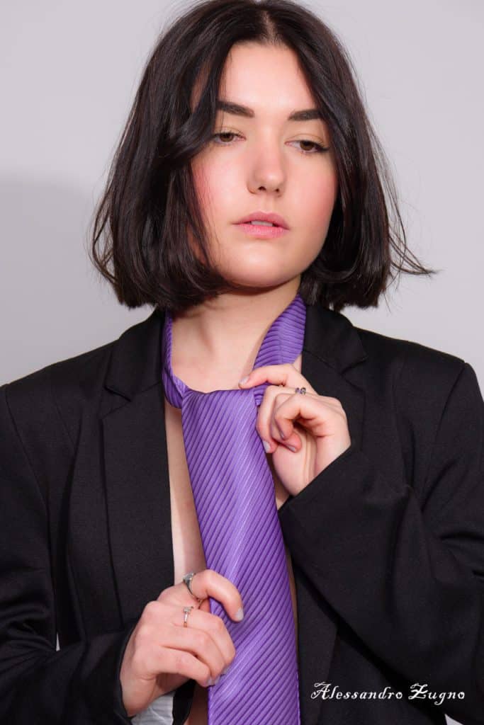 foto fashion modella con cravatta e giacca