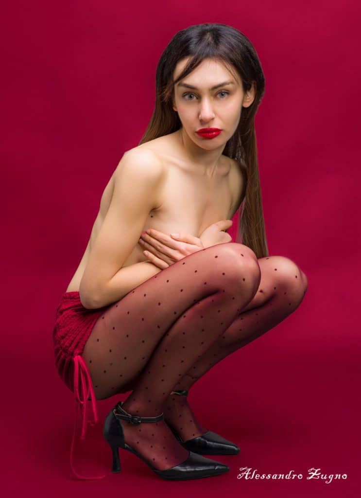 foto modella topless su sfondo rosso
