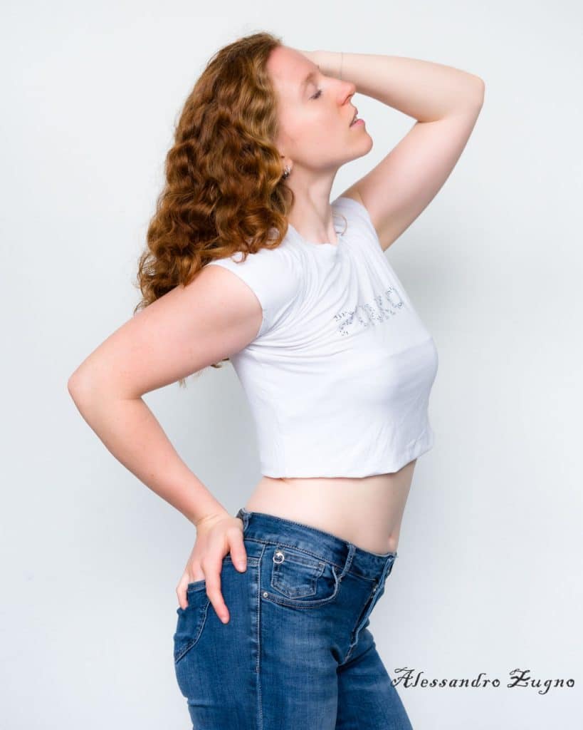 foto polaroid modella su sfondo bianco