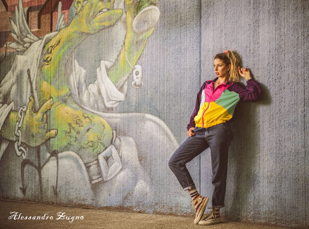 Ritratto di modella con street art sullo sfondo