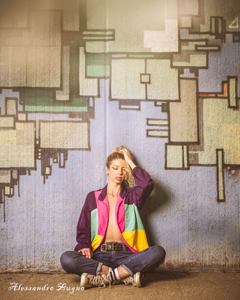Modella davanti a un murales al Parco Brentella di Padova
