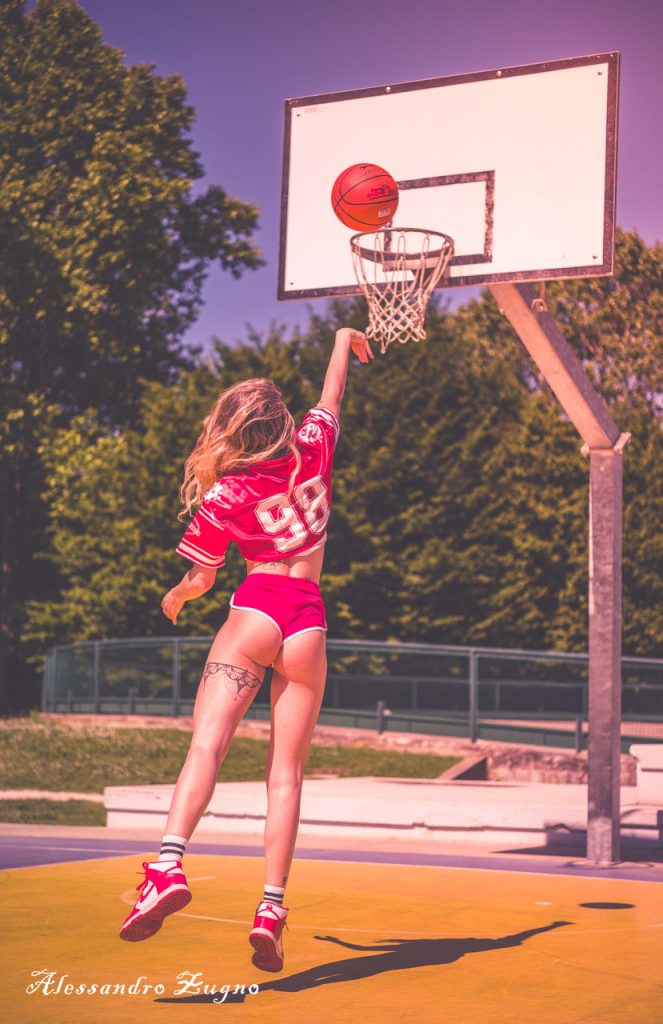 Fotografia di modella che gioca su campo da basket a Padova