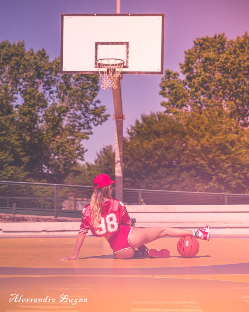Shooting fotografico stile anni 80 al parco con modella e pallone da basket a Padova