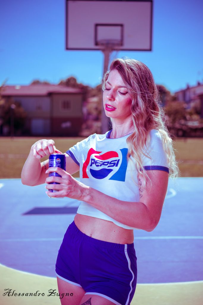 Fotografia lifestyle modella e Pepsi