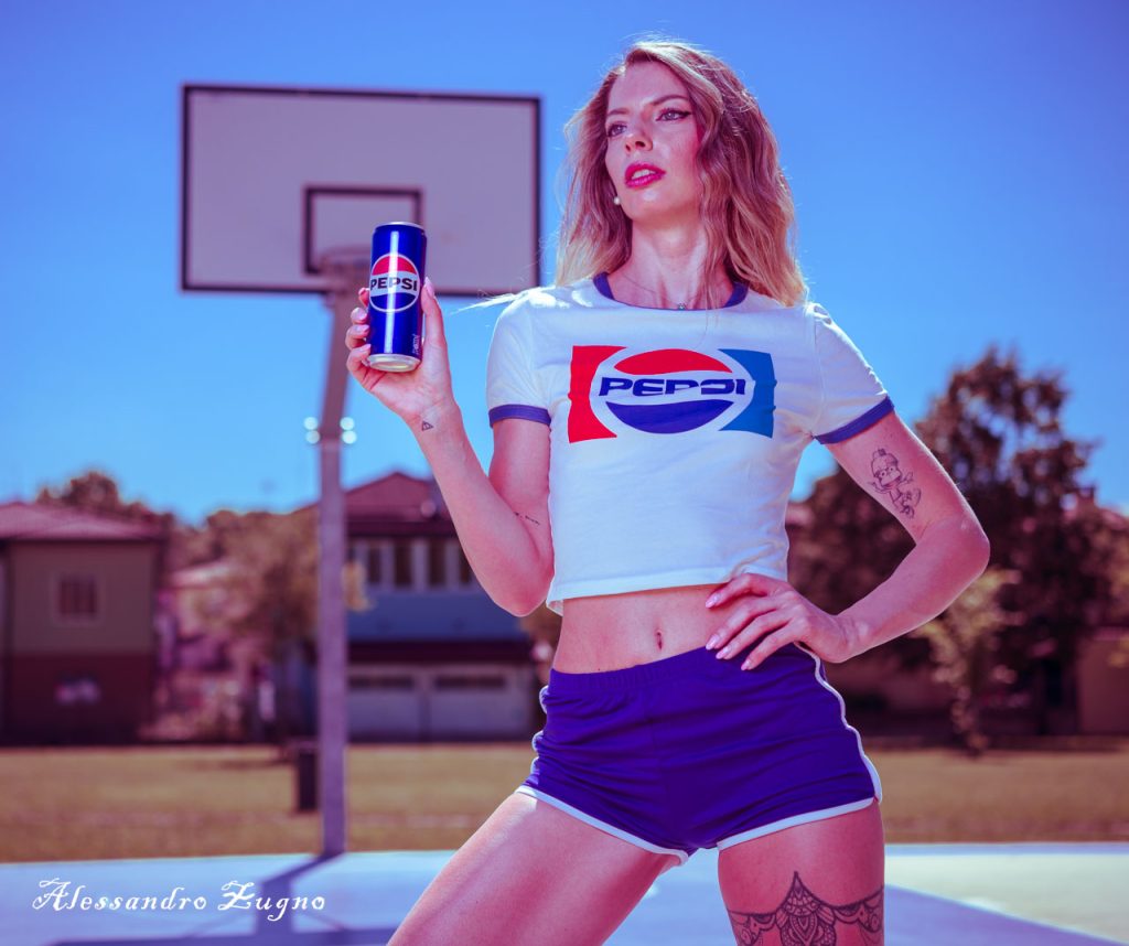 Modella posa con una bottiglia di Pepsi a Padova