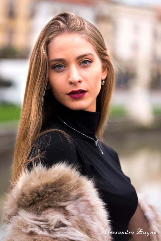 Modella in abbigliamento invernale nero sui ponti di Prato della Valle a Padova