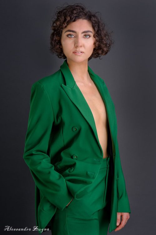 donna con balzer verde