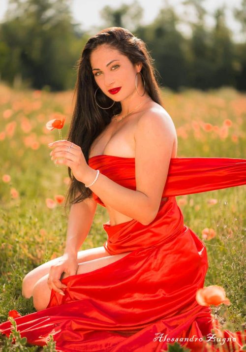 modella nuda con tessuto rosso