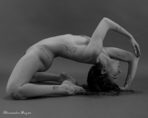 modella nuda in ponte yoga